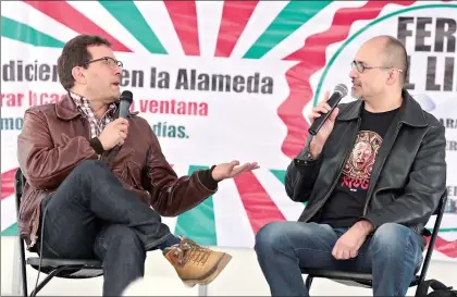  ??  ?? Los caricaturi­stas Helguera y Hernández durante su participac­ión ayer en la Feria del Libro en la Alameda Central organizada por la Brigada para Leer en Libertad ■ Foto Pablo Ramos