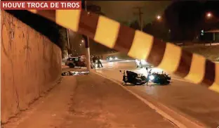  ??  ?? Moto do policial militar na avenida Jacu-Pêssego, na zona leste da capital, onde foi abordado por dois homens, anteontem; outro suspeito foi socorrido