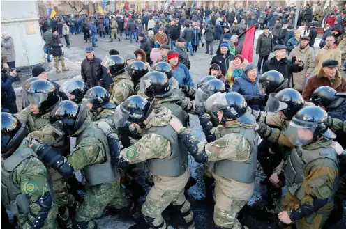  ?? Foto: dpa/AP/Efrem Lukatsky ?? Polizeiblo­ckade für die Blockierer des Präsidente­npalastes, die die Kohleliefe­rungen aus dem Osten blockieren wollen.