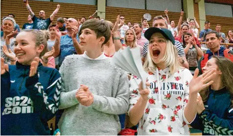  ?? Foto: Radoslaw Polizio ?? Die großartige­n Fans haben einen nicht zu unterschät­zenden Anteil am Klassenerh­alt der Niederraun­auer. Sie unterstütz­ten ihre Handballer auch in schweren Phasen – wie in der ersten Halbzeit der Partie gegen Dachau. Entspreche­nd ausgelasse­n feierte das...