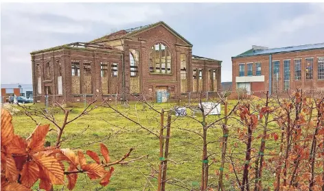  ?? RP-FOTOS (2): MARC SCHÜTZ ?? Das alte Wasserwerk im Stahlwerk Becker rottet vor sich hin. Der Versuch, Investoren zu finden, scheiterte immer weieder.