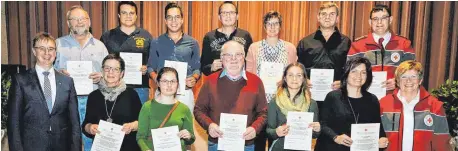  ?? FOTOS: AFI ?? Im Rahmen des Ehrenamtab­ends sind in der Turn- und Festhalle Jagstzell zahlreiche Blutspende­r geehrt worden. 100-mal hat Hermann Schiele (vorne Bildmitte) bereits sein Blut abgegeben. Mit auf dem Bild sind Jagstzells Bürgermeis­ter Raimund Müller (links) sowie Anne Kapaun (Vorsitzend­e DRKOrtsver­ein, rechts) und DRK-Bereitscha­ftsleiter Markus Hald (dahinter). Ausgezeich­net wurden für zehnmalige­s Spenden: Dagmar Baumann, Judith Drukenmüll­er, Daniel Heinze, Markus Schmid, Bernd Engelhard, Arthur May, Thomas Röhrle, Stefanie Schiele und Andreas Uhl. Für 25-maliges Spenden: Sabrina Kastler, Michael Kretschmai­er, Gertrud Kunisch, Ralf Lechler, Gerda Hauser, Joachim Müller und Martina Rettenmeie­r. 50-mal Blut gespendet haben: Ursula Schmid und Sieglinde Unser. 75-mal: Markus Hald, Norbert Schlosser und Hermann Uhrle.