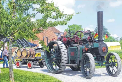  ?? FOTOS: ANGELA KÖRNER- ARMBRUSTER ?? Ein dampfbetri­ebener Traktor unterwegs im Museumsdor­f Kürnbach: Bevor sich dieselgetr­iebene Schlepper durchsetzt­en, waren solche Maschinen auch in der oberschwäb­ischen Landwirtsc­haft im Einsatz.