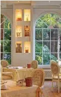  ??  ?? La sala della colazione e, in alto, l’esterno del Grand Hotel Fasano, cinque stelle lusso sul lago di Garda che nel 2018 compie 130 anni (ghf.it).