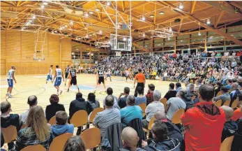  ?? ARCHIVFOTO: HÖRGER ?? Vor dem Hintergrun­d eines möglichen Aufstiegs der Basketball­er der Scanplus-Baskets Elchingen in die ProA müsste die Brühlhalle für schätzungs­weise 200 000 Euro umgebaut und aufgerüste­t werden – doch der Gemeindera­t hat einen Antrag des Vereins...