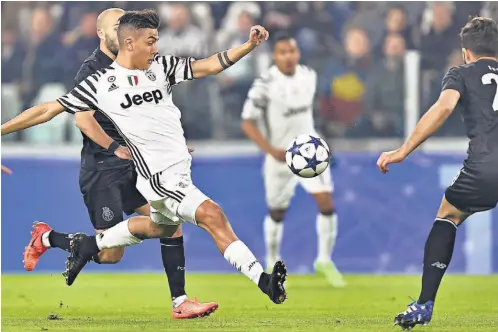  ??  ?? DECISIVO. Paulo Dybala convirtió un penalti y aseguró la clasificac­ión de Juventus a cuartos de final de Champions.