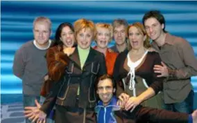  ?? FOTO POL DE WILDE ?? De cast van de Vlaamse versie van in 2006 met onder anderen Vera Mann, Jan Schepens en Mark Tijsmans.
Mamma Mia!