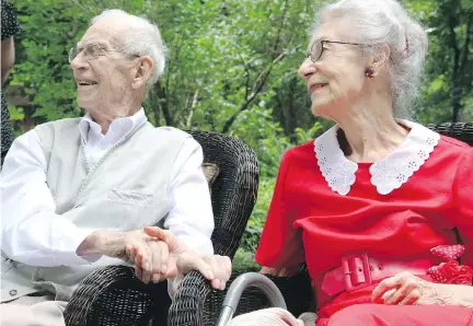  ?? PHOTOS: CAROLINE PHILLIPS/ OTTAWA CITIZEN ?? Second World War veteran George Spear and his war bride, Jean Spear, told and listened to stories during their 72nd wedding anniversar­y tea party held Aug. 22 in their Ottawa backyard. The couple met at a dance in wartime London.