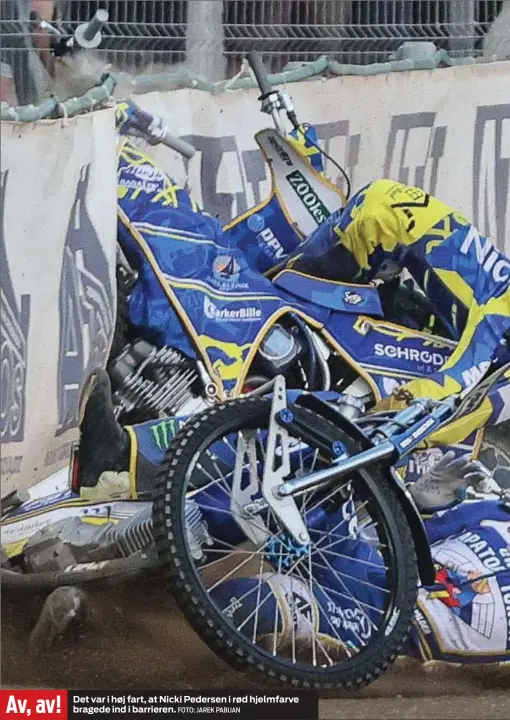  ?? FOTO: JAREK PABIJAN ?? Av, av!
Det var i høj fart, at Nicki Pedersen i rød hjelmfarve bragede ind i barrieren.