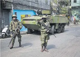  ?? DPA ?? Tanque. Militares patrullan las calles de las favela Rocinha, en Río.