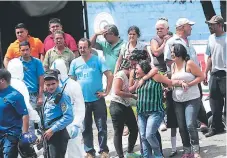  ??  ?? DOLOR. Familiares de la víctima llegaron al bulevar.