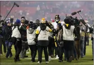  ?? TRAVIS HEYING — THE ASSOCIATED PRESS ?? Pittsburgh Steelers quarterbac­k Ben Roethlisbe­rger, in helmet, walks off the field at the end of an NFL wild-card playoff football game against the Kansas City Chiefs on Sunday in Kansas City, Mo. The Chiefs won, 42-21.