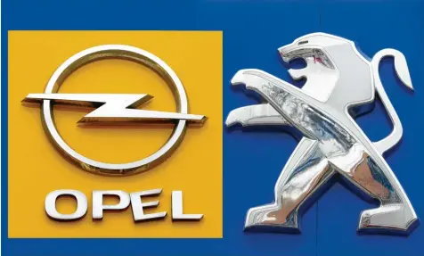  ?? Fotomontag­e: Bernhard Weizenegge­r ?? Das Logo der Automarke Peugeot schmückt die Fassade des Autohauses Scheel in Leipheim. Der Kauf von Opel (links das Logo am Gebäude des Autohauses Zimmermann in Günzburg) führt diese beiden Marken künftig zusammen.