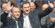  ?? FOTO: DPA ?? Siegertype­npose: Europa-Spitzenkan­didat Manfred Weber (links) und CSU-Chef Markus Söder Schulter an Schulter.