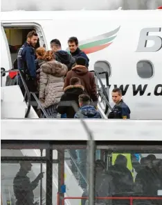  ?? Foto: Uli Deck, dpa Archiv ?? Sammelabsc­hiebung am Flughafen Karlsruhe/baden Baden: Der Bund erhofft sich durch eine Zentralisi­erung mehr Effektivit­ät und Erfolg.