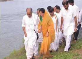  ??  ?? Digvijay Singh and his wife Amrita Singh during the parikrama of the Narmada.