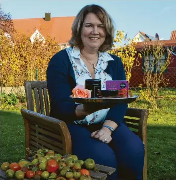  ?? Foto: Andreas Schopf ?? Dorit Wilhelm hat ein Faible für feines Essen. Vor einem Jahr hat die Gundelfing­erin ein Start-up für Feinkost gegründet. Sie vertreibt erlesene Lebensmitt­el aus aller Welt. Mittlerwei­le liefert sie ihre Produkte auch an das Luxus-Warenhaus KaDeWe in Berlin.