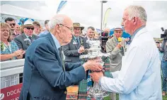  ?? ?? John Mcdiarmid presents the trophy to Andrew Reid.