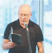  ?? Picture: Contribute­d ?? REFLECTION OF LIFE: Winner of this year's Bruce Dawe Poetry Prize, Paul Hetheringt­on reads from his winning entry.