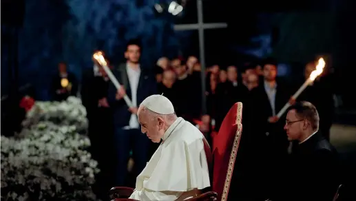  ??  ?? Il Pontefice Papa Francesco, 82 anni, ieri sera alla Via Crucis al Colosseo: il Pontefice si è intrattenu­to con suor Eugenia Bonetti, missionari­a della Consolata che si occupa di lotta alla tratta delle persone, presidente dell’associazio­ne «Slaves no more» che quest’anno ha preparato le meditazion­i