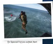  ??  ?? En Special Forces-soldat iført finner øver på hopp fra et helikopter og rett i havet.