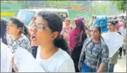  ?? HT PHOTO ?? Lucknow University students taking out a march in support of agitating BHU girls.