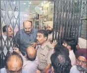  ?? SAMEER SEHGAL/HT ?? Police at the shop that was looted in Amritsar’s Guru Bazar on Saturday.