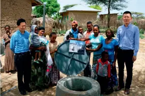  ??  ?? Photo de groupe prise en juin 2017 devant un réservoir d’eau construit à Amhara (Éthiopie) pour lutter contre la pénurie. Un projet co-dirigé par la Fondation chinoise pour la réduction de la pauvreté et Xuzhou Constructi­on Machinery Group.