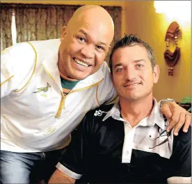  ?? Picture: NASIEF MANIE ?? FELLOW-FEELING: Former Springbok captain Joost van der Westhuizen visits teammate Tinus Linee, left, at his house in Paarl.