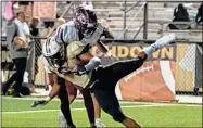  ?? Tim Gobee ?? Jerrian Hames scores a touchdown on Friday during Calhoun’s football win over Woodstock.