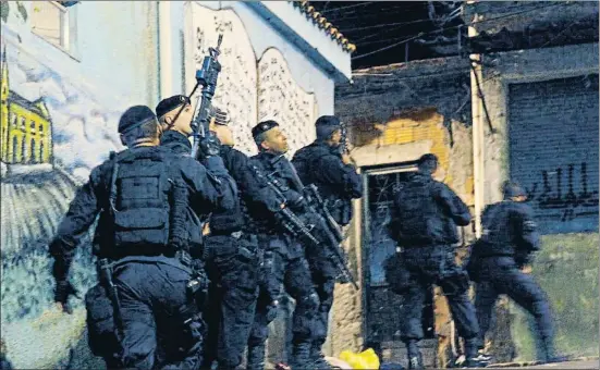  ?? SERENGETIL­ION / GETTY IMAGES ?? El Batallón de Operacione­s Especiales de la policía brasileña, durante una operación en la favela de Vila Cruzeiro, en Río de Janeiro