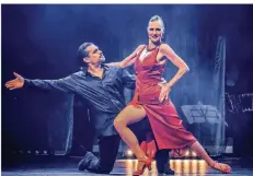  ?? FOTO: MARTINO BRANDO ?? Die gebürtige Düsseldorf­erin Nina Nau und ihr Ehemann und Tanzpartne­r Luis Pereyra in ihrer Tango-Show „Se Dice De Mi“.