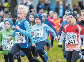  ?? FOTO: BERND MÜLLER ?? Auch die Jüngsten machten sich beim Crosslauf in Trossingen mit Begeisteru­ng auf die Strecke.