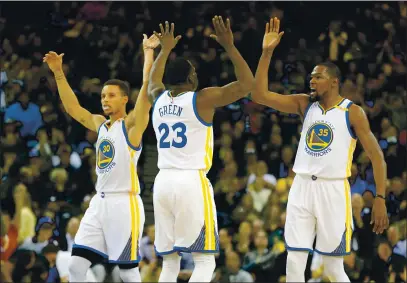  ?? RAY CHAVEZ — BAY AREA NEWS GROUP ?? Golden State Warriors’ Stephen Curry (30), Draymond Green (23) and Kevin Durant (35) celebrates a basket by Green against the Houston Rockets in the first half of a NBA game at Oracle Arena in Oakland on Thursday.