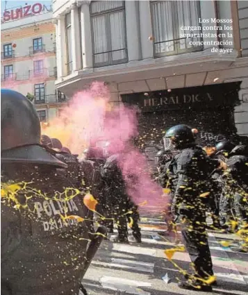  ?? EFE ?? Los Mossos cargan contra los separatist­as en la concentrac­ión de ayer