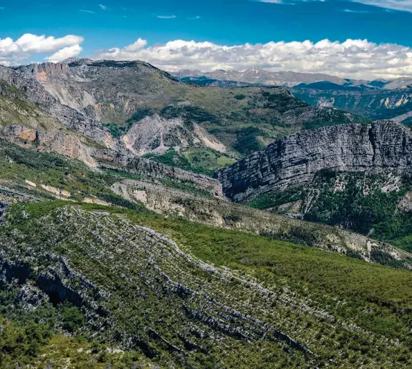  ??  ?? Au-delà du canyon même, la partie centrale du Verdon occupe un immense territoire de hautes terres de solitude, à cheval entre Var et Alpes de Haute-Provence.