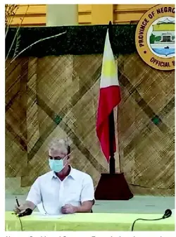  ?? TDE PHOTO ?? Negros Occidental Governor Eugenio Jose Lacson signs the Executive Order on the implementa­tion of 14-day Enhanced Community Quarantine in the province that will start on Monday, March 30.