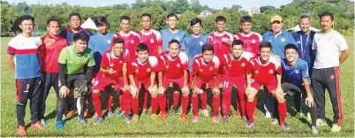  ??  ?? BARISAN pemain Kota Kinabalu bersama para pegawai. Turut kelihatan ketua jurulatih, Roslan Wasli (berdiri kanan sekali).