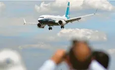  ?? Foto: Ben Stansall, afp ?? Eine Boeing 737 Max setzt zur Landung an. Der Absturz einer Maschine des amerikanis­chen Hersteller­s sorgt für Unsicherhe­it in der Branche.