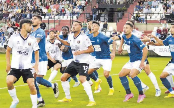  ?? MÉRIDA AD ?? Futbolista­s de los dos equipos esperan el lanzamient­o de un córner.