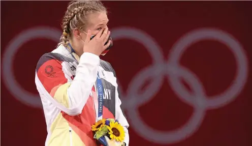  ?? FOTO: JAN WOITAS / DPA ?? Aline Rotter-focken sichert sich als erste deutsche Ringerin eine olympische Medaille – und dann gleich Gold.