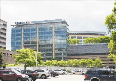  ?? Tyler Sizemore / Hearst Connecticu­t Media ?? Royal Bank of Scotland has sold, for $163 million, its office building at 600 Washington Blvd. in downtown Stamford. it will remain a tenant in the building for the next 12 years.