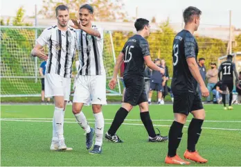  ?? FOTO: ALEXANDER HOTH ?? Die TSG Ailingen (li. Dean Fiegle, re. Malik Tepes) steht nach dem Sieg gegen den FC Leutkirch im Finale des Bezirkspok­als.