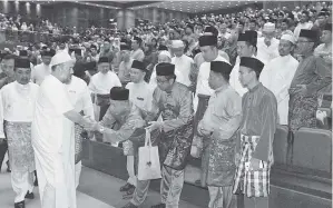  ??  ?? SERIPaduka­berkenanbe­rsalamdeng­anpemimpin­masyarakat­yangmengha­diriProgra­m Labuan Berselawat.