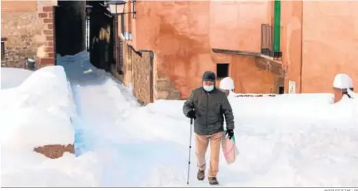  ?? JAVIER ESCRICHE / EP ?? Una persona camina por una vía helada durante la ola de frío en Albarracín, Teruel.