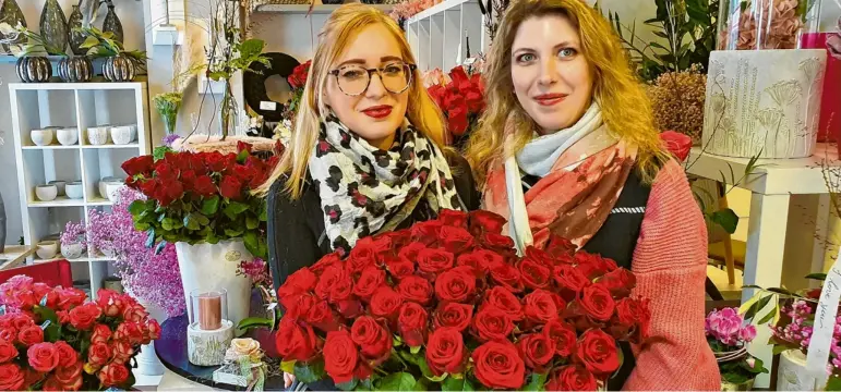  ?? Fotos: Winfried Rein ?? Jessica und Tanja im Rosenmeer: Die Neuburger Gärtnerei Fürst stellt sich natürlich rechtzeiti­g auf den Valentinst­ag ein.