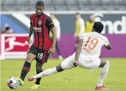  ?? (Photo: AFP) ?? Bayern Munich’s Canadian midfielder Alphonso Davies (right) and Frankfurt’s Malian defender Almamy Toure vie for the ball during their Bundesliga match in Frankfurt am Main, western Germany, yesterday.