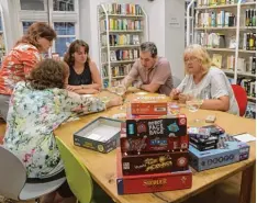  ?? Foto: Christine Schmid Mägele ?? Auch Affings Bürgermeis­ter Markus Winklhofer spielte beim Spieleaben­d in der Af finger Bücherei mit.