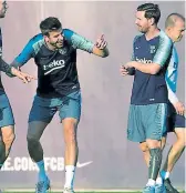  ??  ?? ALEGRÍA. Piqué y Messi muestran el buen ambiente en el entreno de ayer.