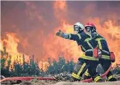  ?? ?? Firefighte­rs battle a blaze in Landiras in France’s Gironde region, which is in the grip of two wildfires